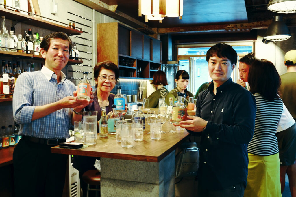 左から瑞穂酒造の県外営業担当の本田、社長の玉那覇、開発責任者の仲里